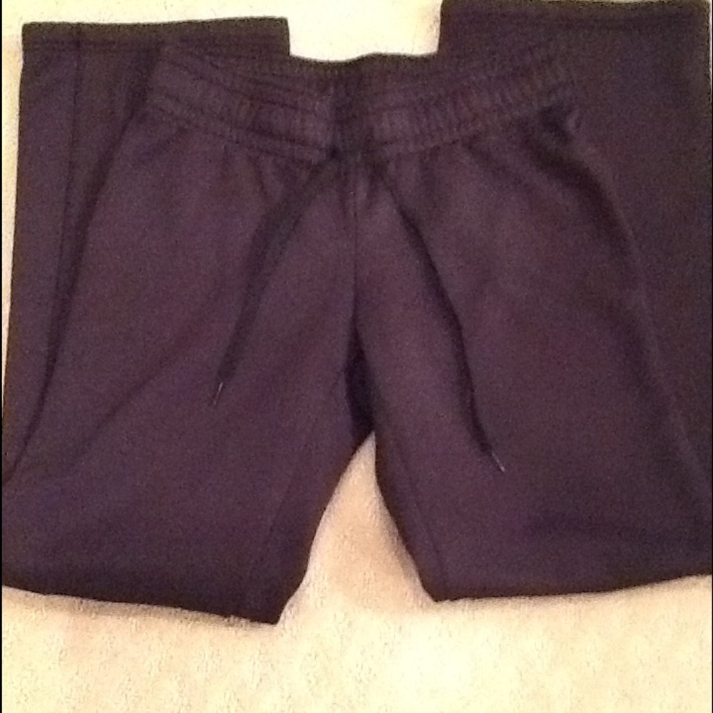 🎉 Woman’s XS or youth xl semi fitted Under Armour